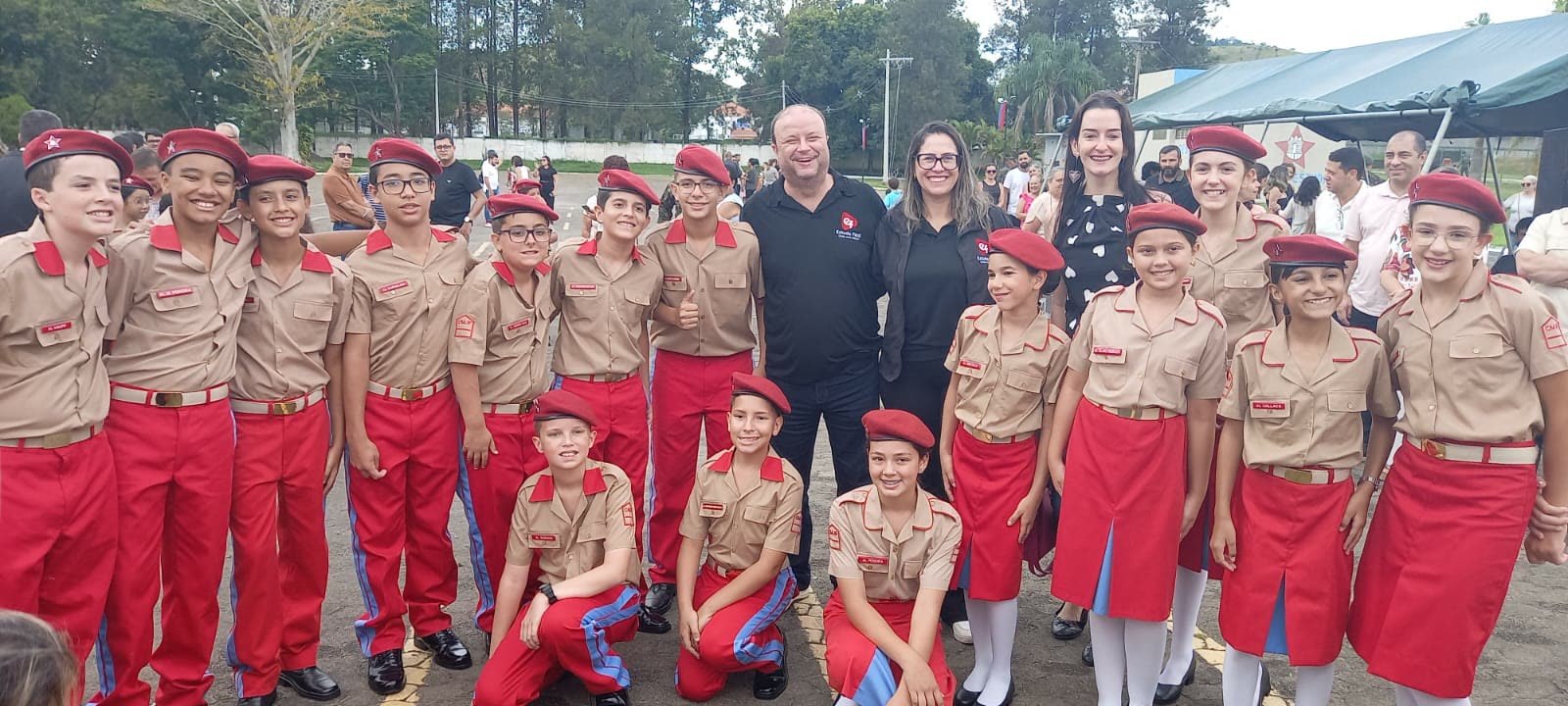 Professor e equipe do Estude Fácil com alunos do Colégio Militar de Juiz de Fora, de boina vermelha.