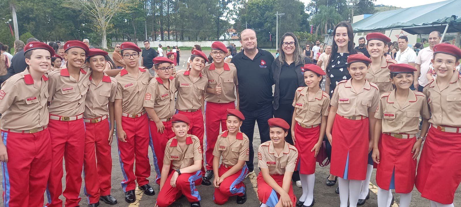Equipe do Estude Fácil com alunos do Colégio Militar de Juiz de Fora.
